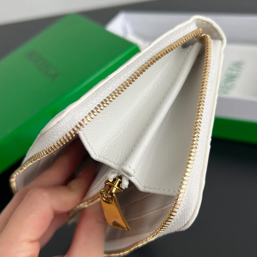 #Bv Valentine’s Day Limited Series💝 593217 All-white woven leather with small red hearts❤️ The finishing touch will make you fall in love at first sight💕The detailed internal partition design and high-quality lining material ensure the durability and neatness of the wallet. It can store cash/cards and other small items, very practical. Suitable for gifting to your loved one♥️Size: 19x10x2 P980
